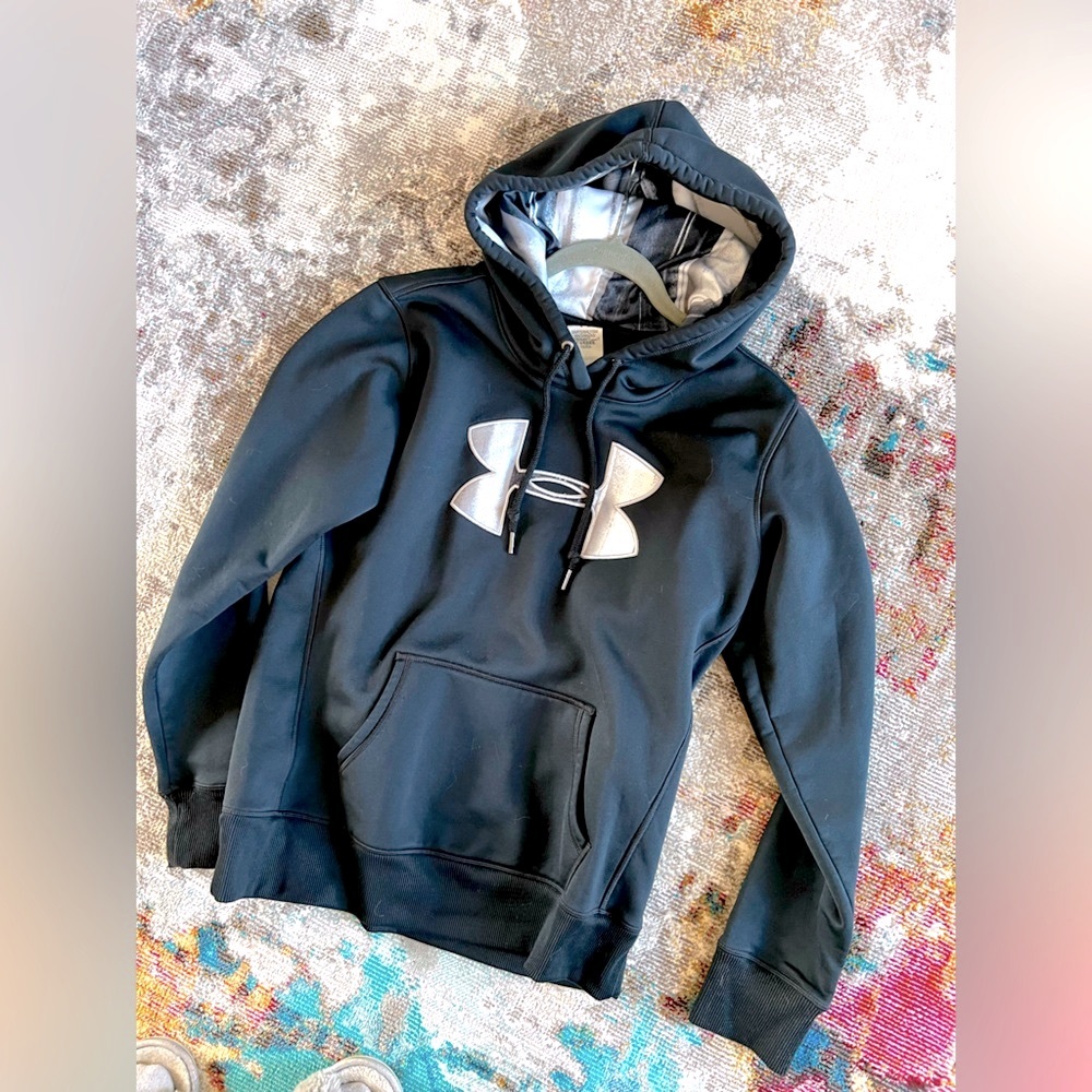Women’s small Under Armour cold gear black relaxed fix hoodie grey logo sweater